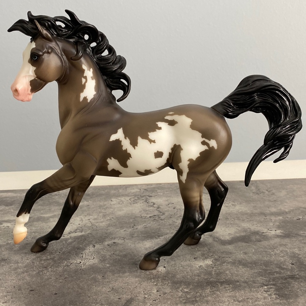 Breyer Grullo Pinto